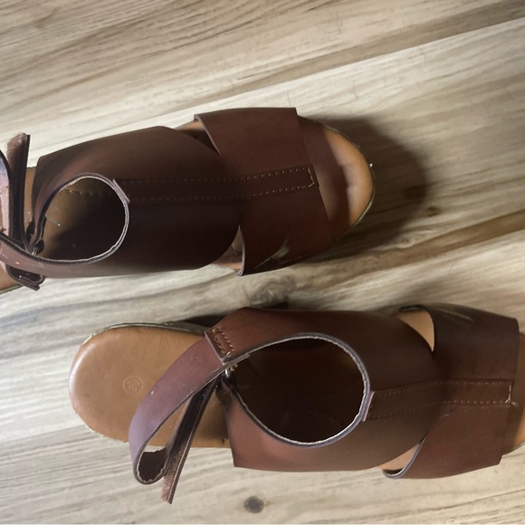 These are a lovely pair of new wedges by Anna. - Picture 4 of 5